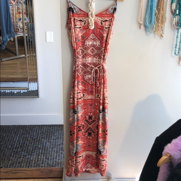 Long maxi with adjustable straps, in side slit. - Picture 2 of 8